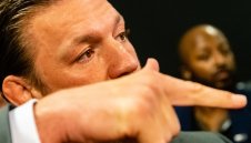 Без да изпуска чашата си: Конър разкри защо преби мъж в дискотека