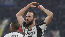 Операцията на Игуаин премина успешно, но виси за Наполи