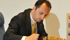 Топалов врътна реми в Баку