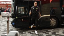 Тери слиза от "автобуса" през задната врата