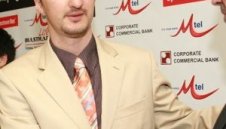 Топалов бие в предпоследния кръг, но Карлсен е фаворит за титлата