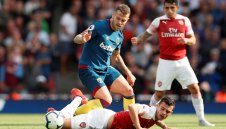 Арсенал се справи трудно с "чуковете" и записа първи успех във Висшата лига