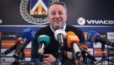 Славиша сяда на горещата "синя" пейка в понеделник