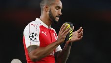 Уолкът и Окслейд-Чембърлейн аут от Арсенал