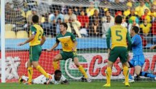 Австралия удържа Гана с 10 души