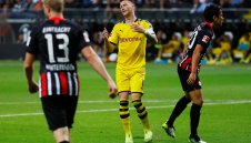С автогол в края: Дортмунд изпусна две точки във Франкфурт