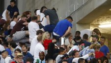 Позор! Страшно меле на трибуните след Англия - Русия + ВИДЕО