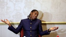 След забраната да тича: Кастер Семеня ще играе футбол