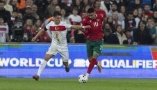 България се бори в Турция, но официално сме футболно джудже 