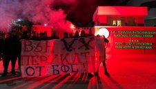 Става страшно: Ултраси на ЦСКА запалиха димки пред БФС + СНИМКИ