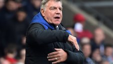 Eвертън пита феновете за Големия Сам