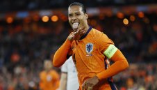 Араби правят Ван Дайк най-добре платен в света