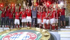 Байерн би дузпата на Дортмунд и грабна Купата на Германия + СНИМКИ