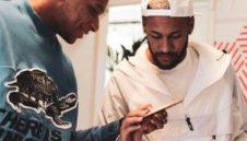 Служебната титла на ПСЖ донесе златни смартфони на Неймар и Мбапе