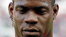 Наказаха Балотели за 2 мача, Райола иска да му реже езика