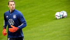 Нойер ще играе поне до 40