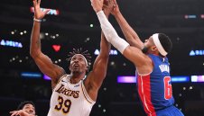 Езерняците съсипаха Детройт с 20 чадъра