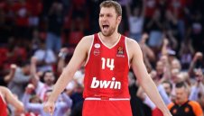 Везенков пак блести, Олимпиакос разби италианци