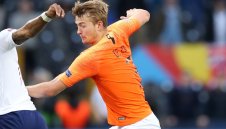 Фен на Барса към Де Лихт: Идваш ли на "Ноу Камп"? + СНИМКА