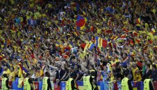 Смях: Румънски фенове се млатят помежду си