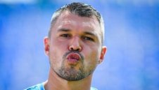 Валери Божинов още чака договор от Славия, Мапуку взе №9