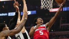 Сакраменто триумфира в първия мач в "Стейпълс Сентър" след трагедията