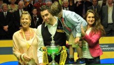 Рони О'Съливан започва защитата на световната титла срещу №122 на планетата