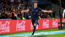 Петлите обърнаха Шотландия в шоу, защитник с два гола