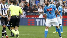 Наполи с отчаян опит да задържи Игуаин 