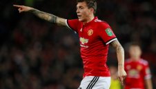 Бранител на Юнайтед поддържа форма с ... хокей + ВИДЕО