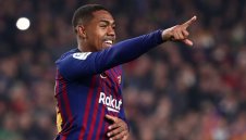 Арсенал подлива вода на Евертън за Малком