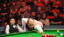 Динг надви Пери и се класира на финала в Уелс