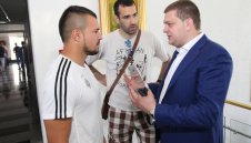 БРУТАЛНО! Фенове пребиха от бой шеф на Божинов и Бандата + ВИДЕО (18+)