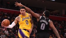 Млада звезда на Лейкърс пропуска старта на сезона