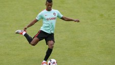 Стоук иска да върне Нани на Острова