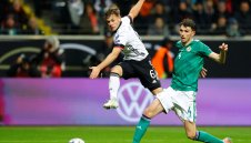 Дъжд от въпроси към Кимих заради вкарана в гащетата фланелка + СНИМКА