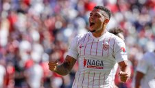 Астън Вила продължава с трансферите