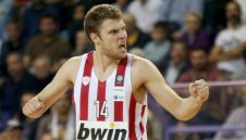 Везенков с важна тройка за победа на Олимпиакос