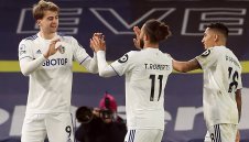 Лийдс отнесе Светците с 3:0 за едно полувреме