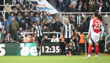 Нюкасъл отказа Арсенал от титлата + ВИДЕО