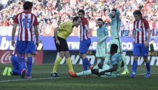 Лаос надул свирката рекордните 42 пъти на Атлетико - Барса