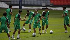 Седем мексиканци тренираха отделно, домакините ги наритали яко