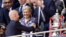 Една купа го спаси: Тен Хаг преподписва до дни