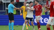 В името на отбора! Деклан Райс се подмаза на съотборник