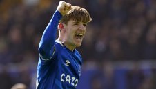 Евертън иска и играч под наем от Челси за младока Гордън