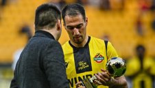 Одрусаха Попето с 4 бона заради "палячовци"