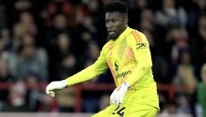 Бивш на Юнайтед се изгаври брутално с вратаря Онана