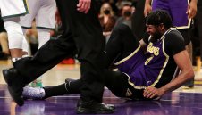 Веждата пак се контузи, но ЛеБрон поведе Лейкърс