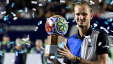 Отново с трофей след 11 месеца: Медведев триумфира с титлата в Лос Кабос