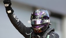 Люис успя! Изравни Михаел Шумахер по победи с триумф на "Нюрбургринг"